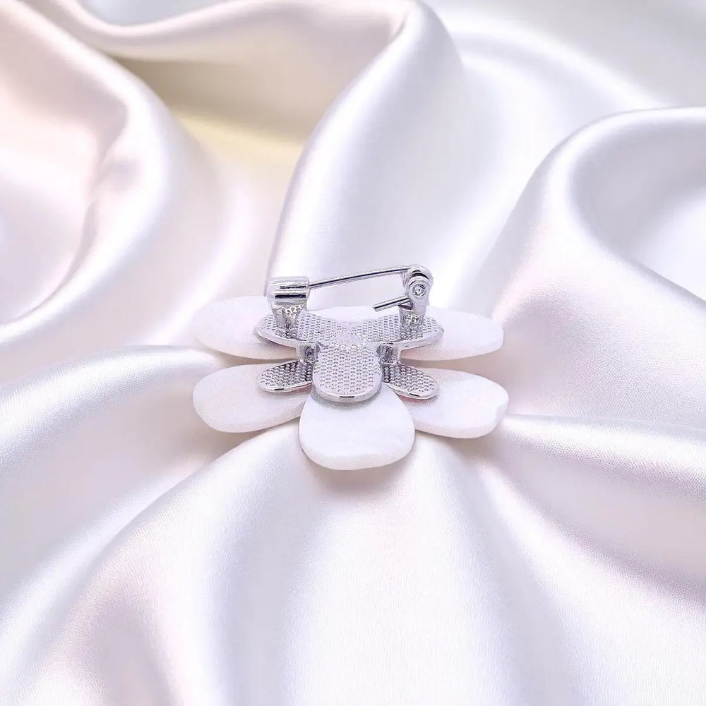 
                      
                        Zilverkleurige jasmijnbloem broche met parelmoer en zirkonia stenen  Victoria Valenza
                      
                    