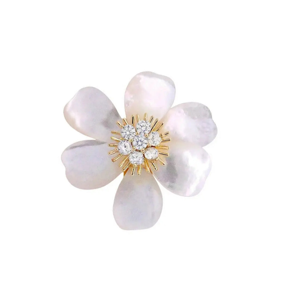 
                      
                        Goudkleurige jasmijnbloem broche met parelmoer en zirkonia stenen  Victoria Valenza
                      
                    