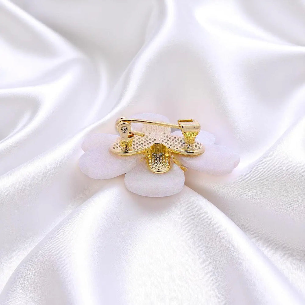 
                      
                        Goudkleurige jasmijnbloem broche met parelmoer en zirkonia stenen  Victoria Valenza
                      
                    