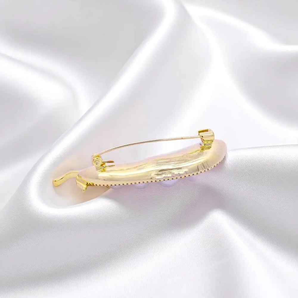 
                      
                        Goudkleurige boontje broche met parels, zirkonia stenen en emaille  Victoria Valenza
                      
                    
