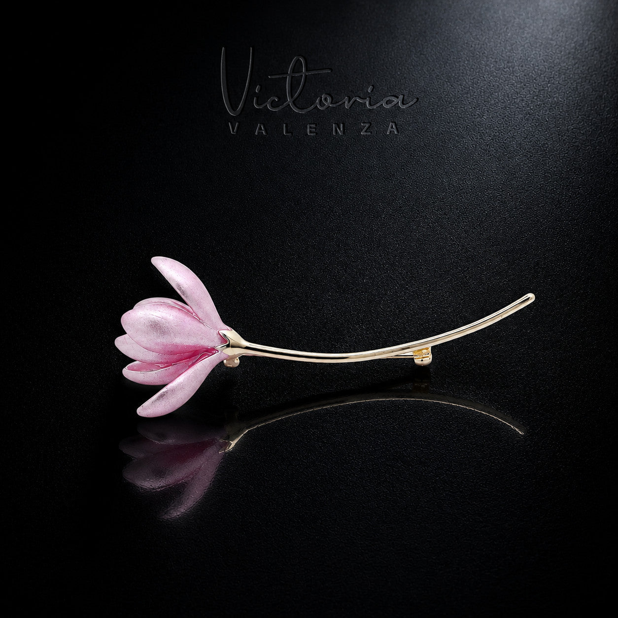 Goudkleurige Krokusbloem Broche met Roze Emaille | Victoria Valenza