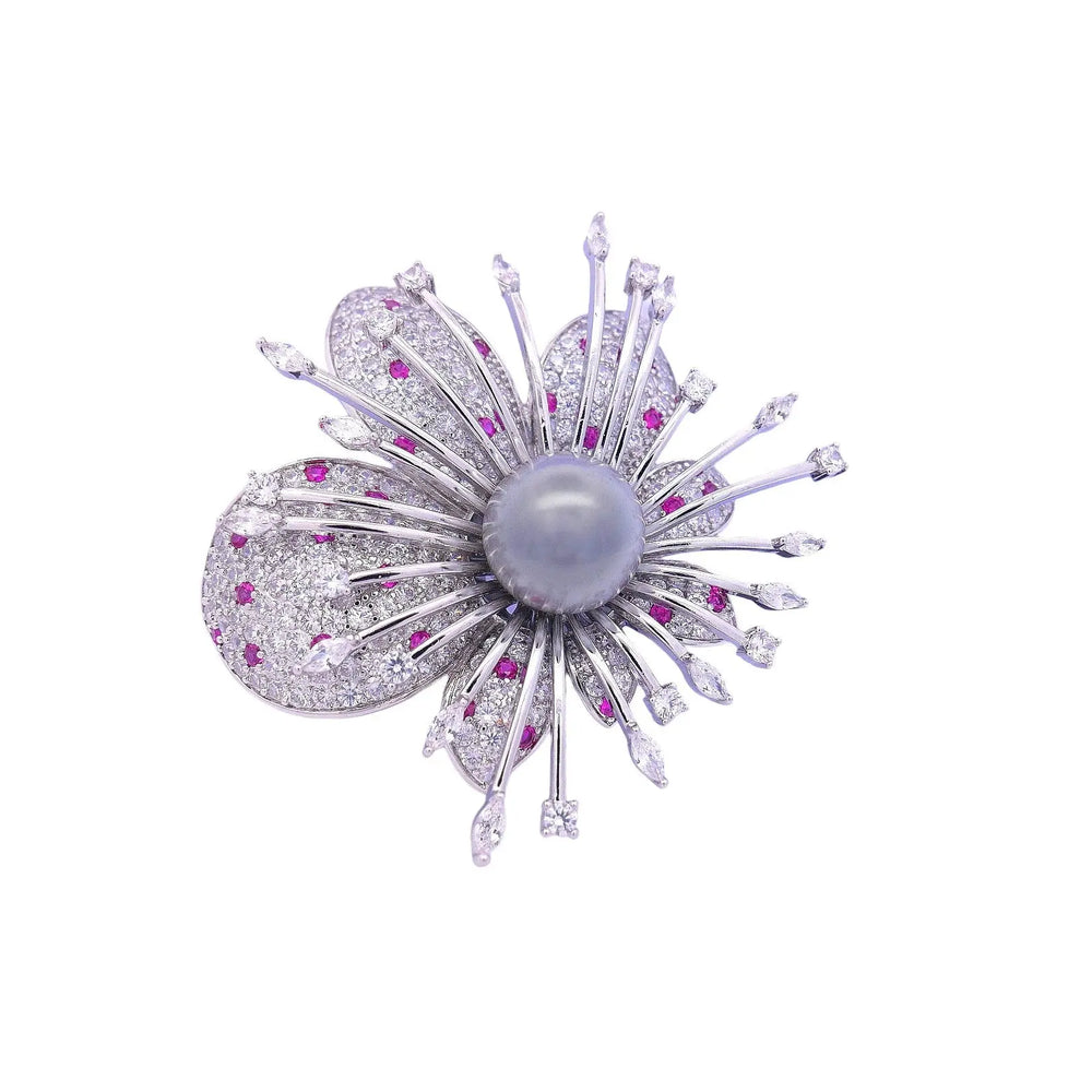 
                      
                        Zilverkleurige passiebloem broche teven hanger met grijze parel en zirkonia stenen  Victoria Valenza
                      
                    