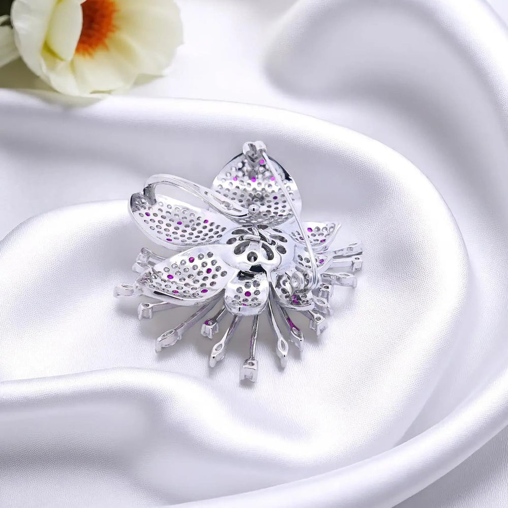 
                      
                        Zilverkleurige passiebloem broche teven hanger met grijze parel en zirkonia stenen  Victoria Valenza
                      
                    