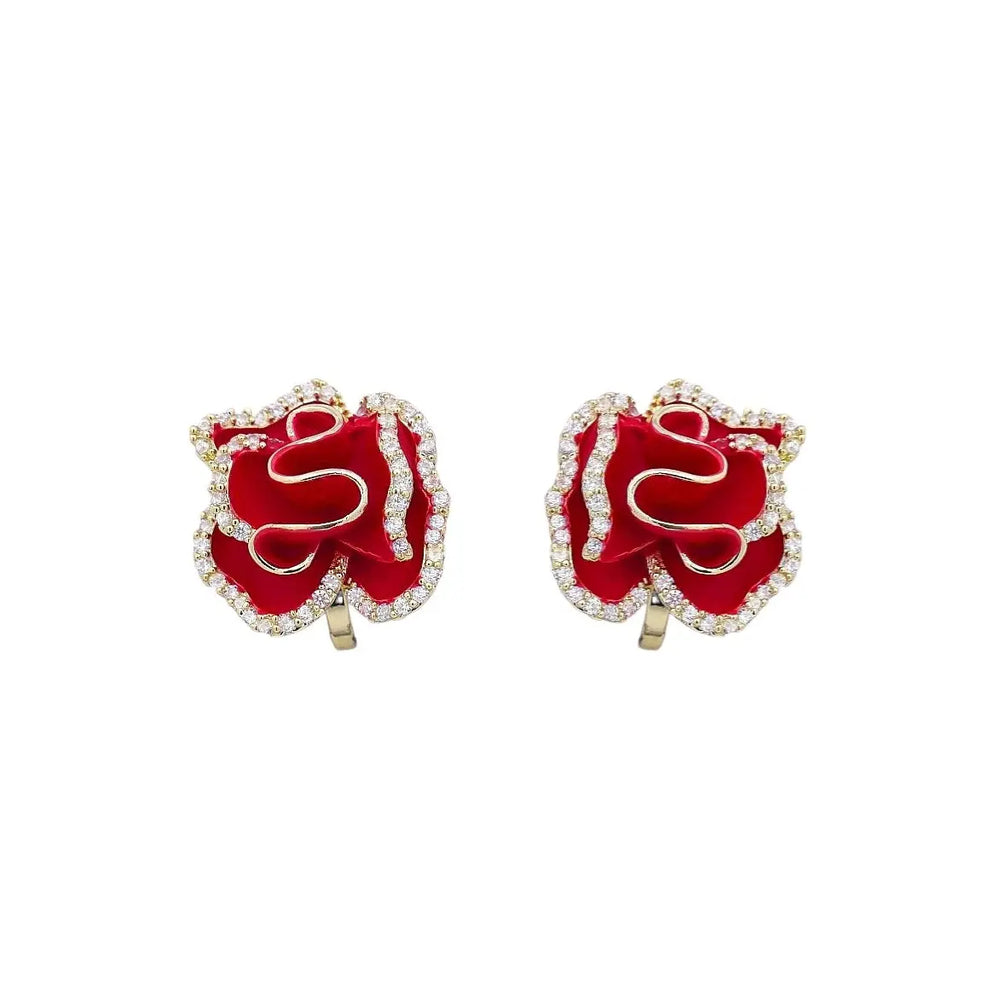 
                      
                        Goudkleurige camellia oorbellen met clipsen, rode emaille en zirkonia stenen  Victoria Valenza
                      
                    