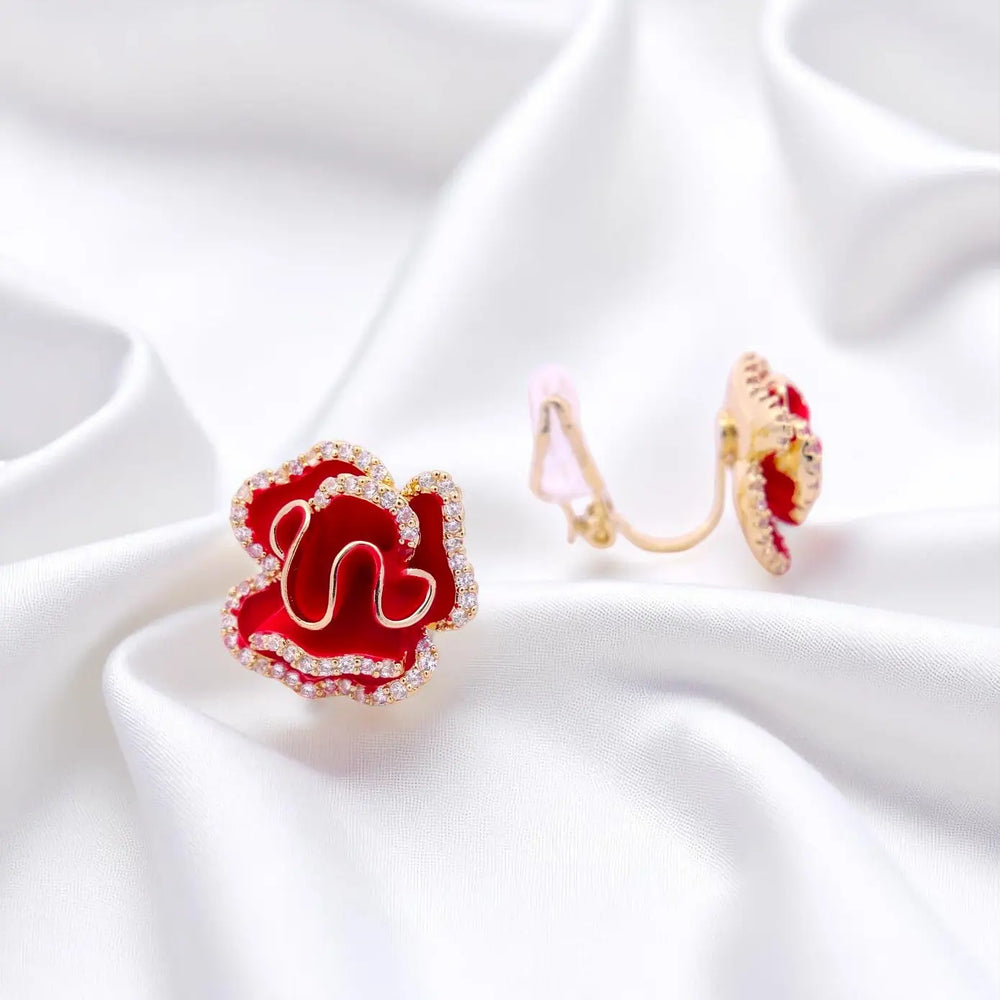 
                      
                        Goudkleurige camellia oorbellen met clipsen, rode emaille en zirkonia stenen  Victoria Valenza
                      
                    