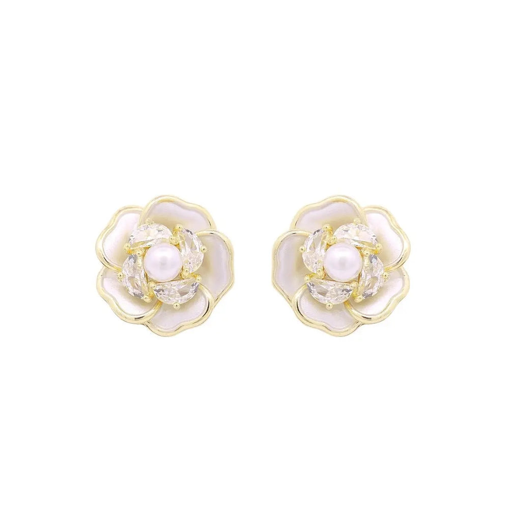 
                      
                        Goudkleurige camellia oorbellen met clipsen met parels, emaille en zirkonia stenen  Victoria Valenza
                      
                    