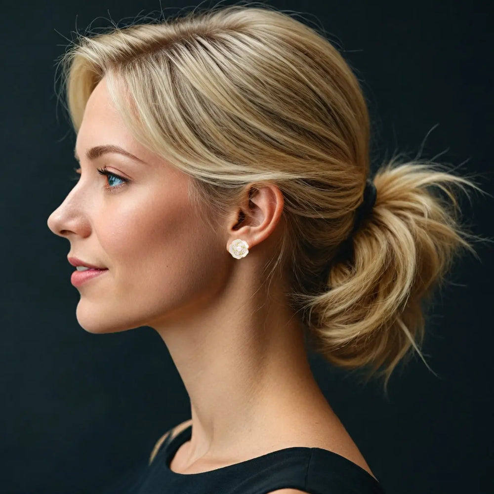 Goudkleurige camellia oorbellen met clipsen met parels, emaille en zirkonia stenen  Victoria Valenza