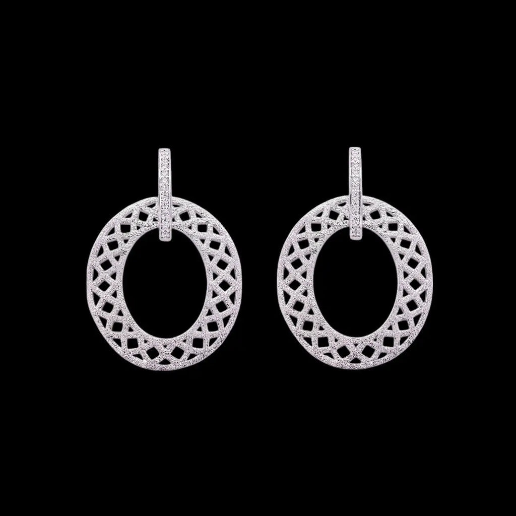 Zilverkleurige ovale matte oorbellen met zirkonia stenen  Victoria Valenza