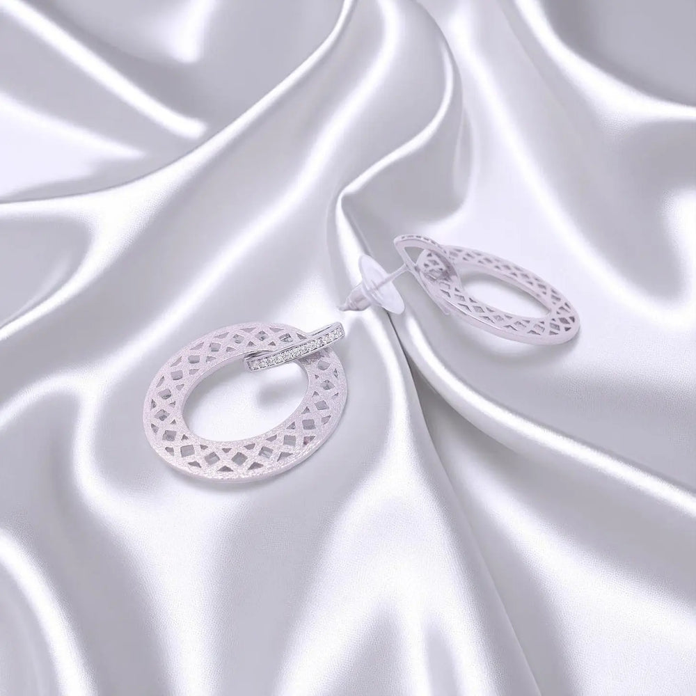 
                      
                        Zilverkleurige ovale matte oorbellen met zirkonia stenen  Victoria Valenza
                      
                    