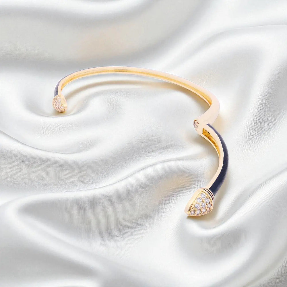 
                      
                        Goudkleurige armband met zwarte emaille en zirkonia stenen  Victoria Valenza
                      
                    