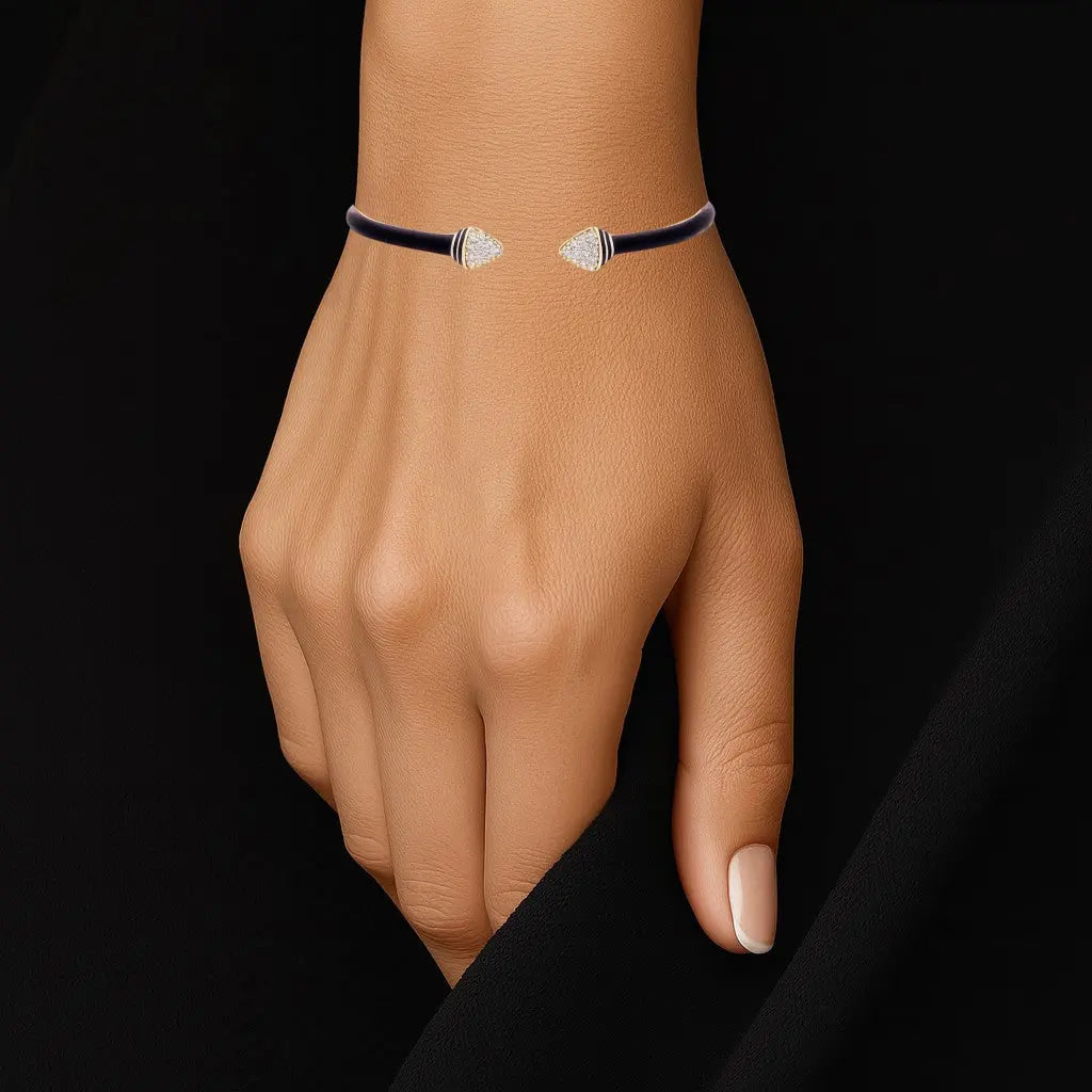 Goudkleurige armband met zwarte emaille en zirkonia stenen  Victoria Valenza