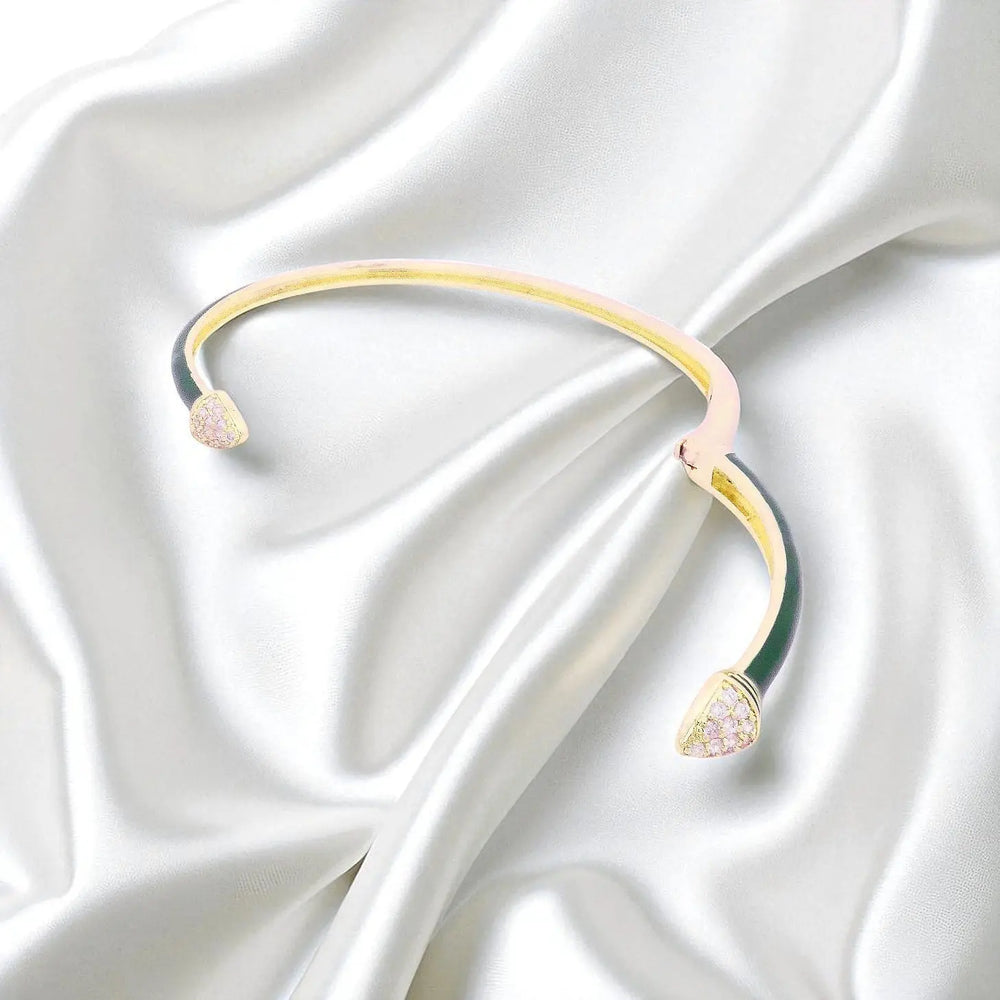 
                      
                        Goudkleurige armband met groene emaille en zirkonia stenen  Victoria Valenza
                      
                    