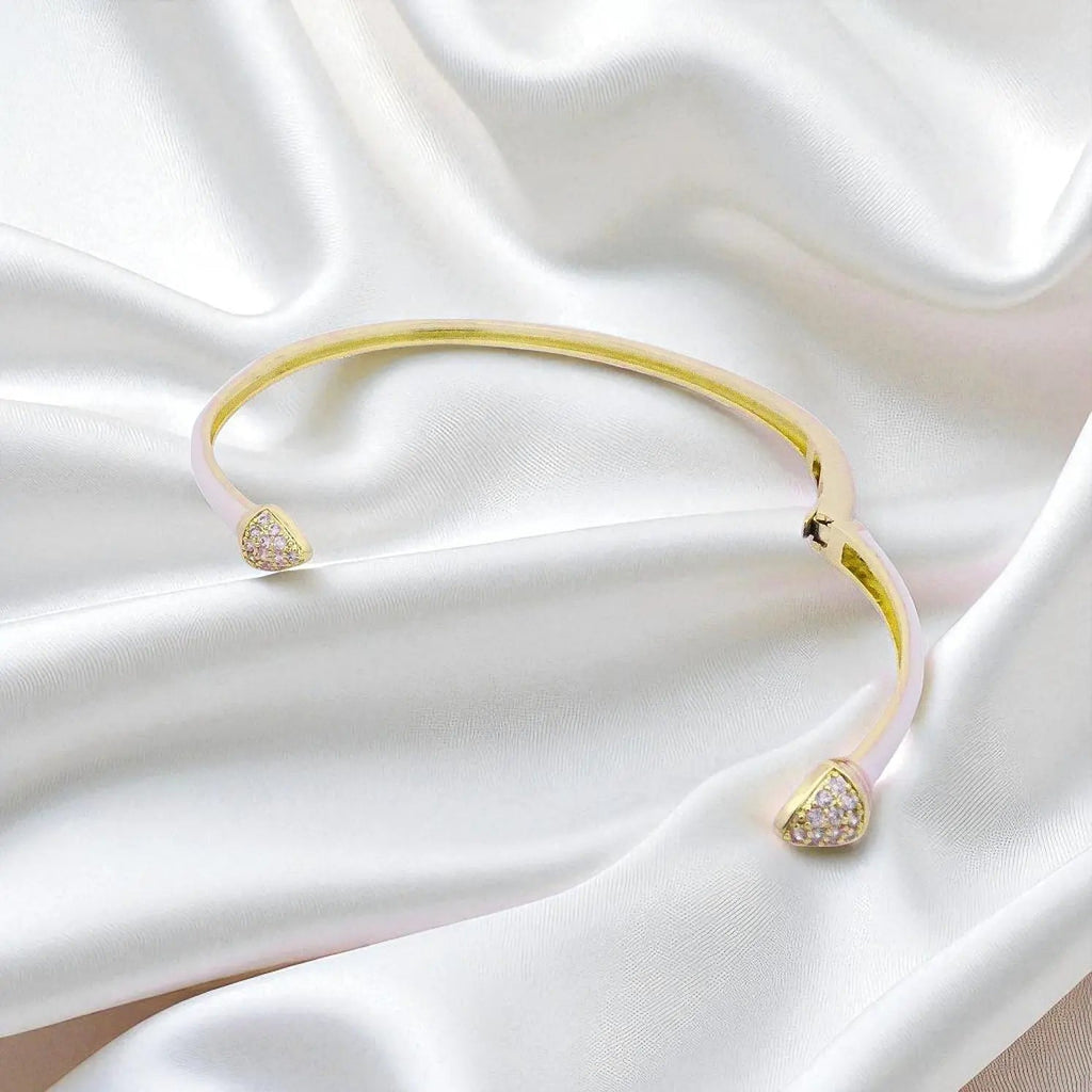 Goudkleurige armband met witte emaille en zirkonia stenen  Victoria Valenza