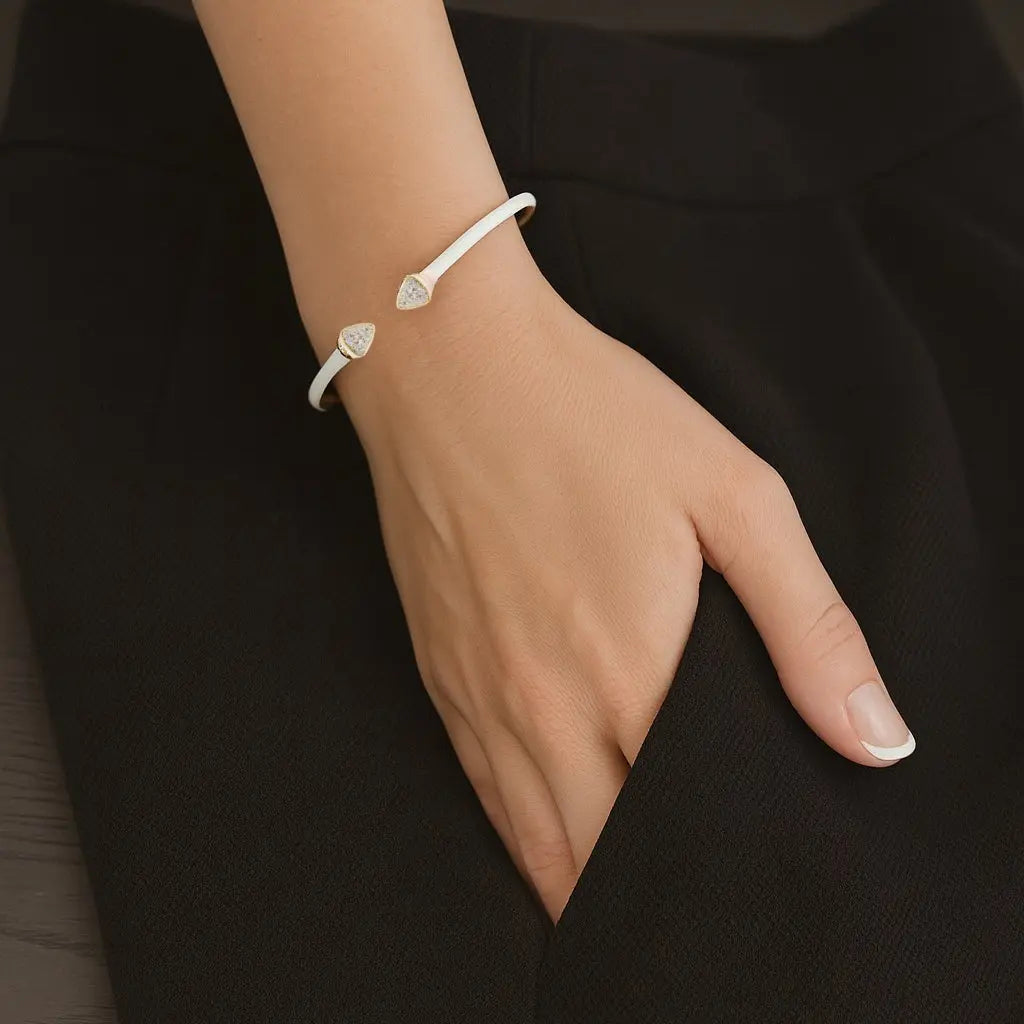Goudkleurige armband met witte emaille en zirkonia stenen  Victoria Valenza