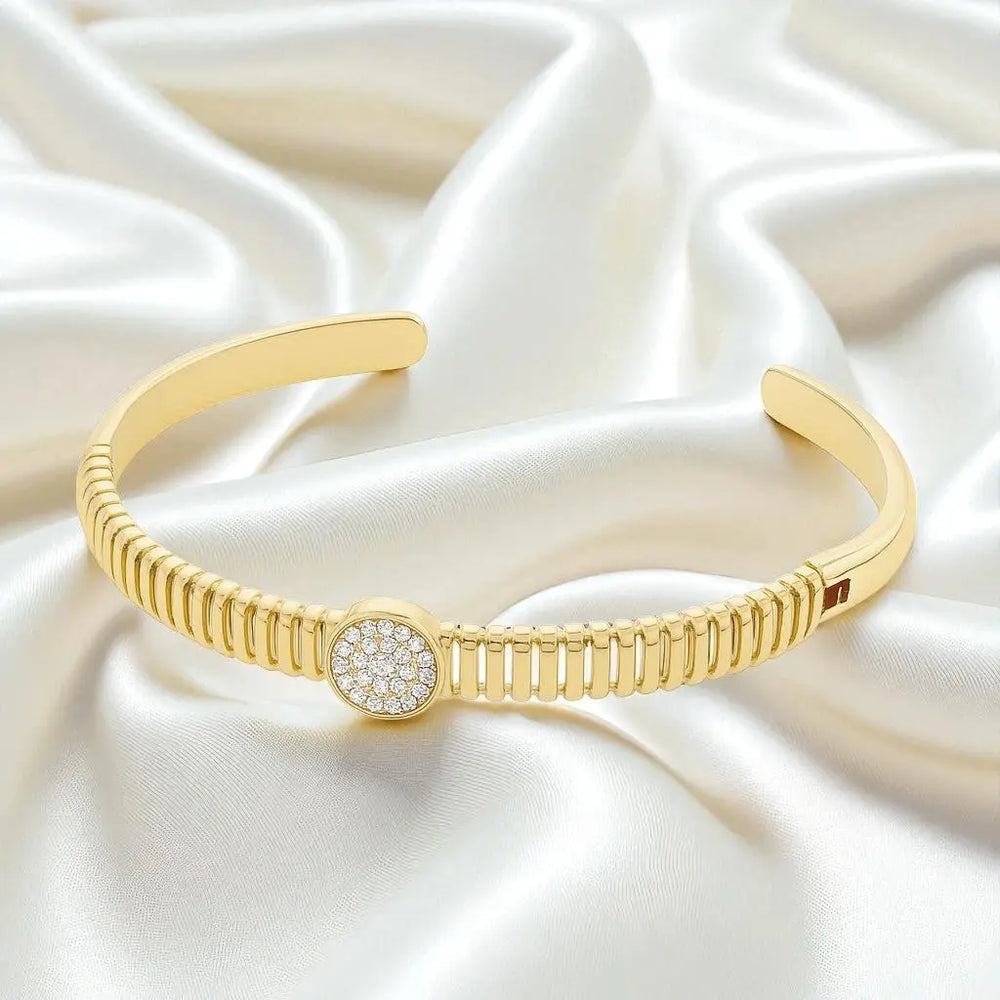 
                      
                        Goudkleurige opengewerkte armband met pavé zirkonia stenen  Victoria Valenza
                      
                    