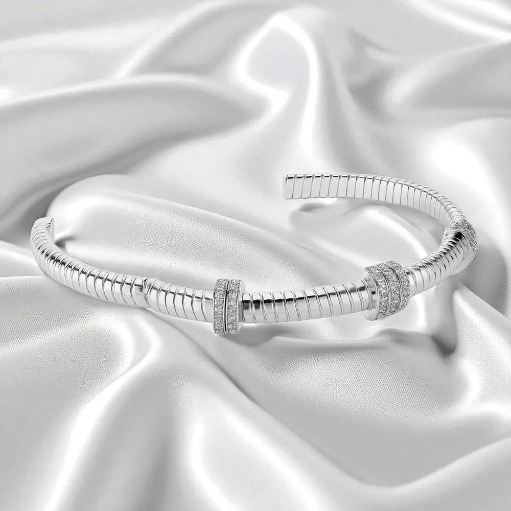 
                      
                        Zilverkleurige torsarmband met zirkonia stenen  Victoria Valenza
                      
                    