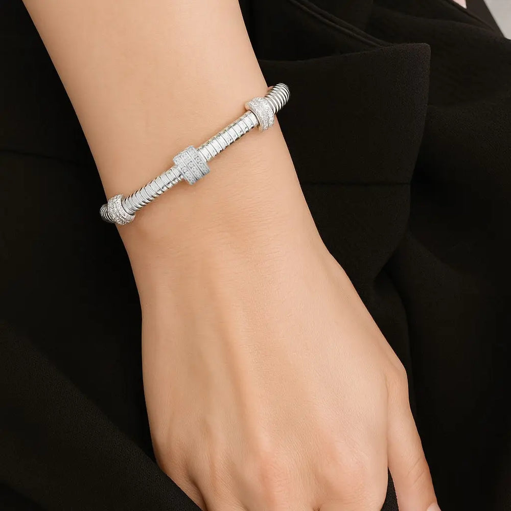 Zilverkleurige torsarmband met zirkonia stenen  Victoria Valenza