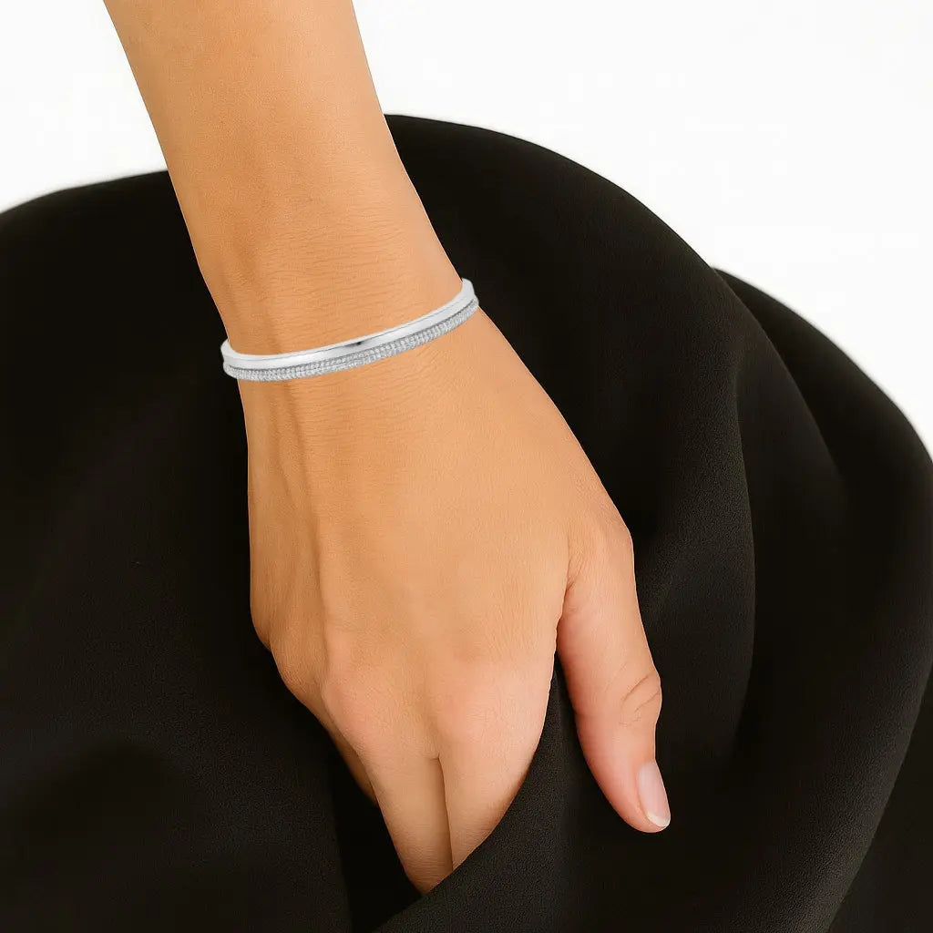 Zilverkleurige armband met pavé zirkonia stenen  Victoria Valenza