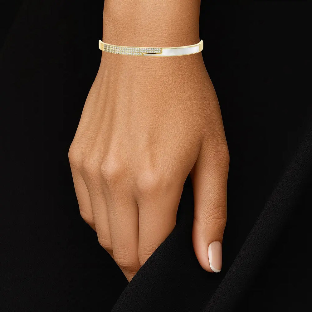 Goudkleurige puzzel armband met parelmoer en zirkonia stenen  Victoria Valenza