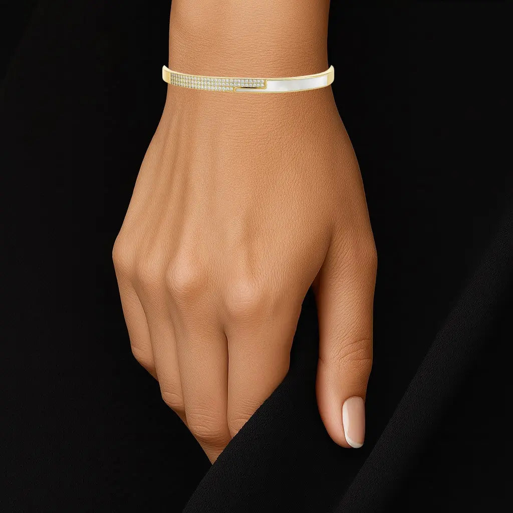 Goudkleurige puzzel armband met parelmoer en zirkonia stenen  Victoria Valenza