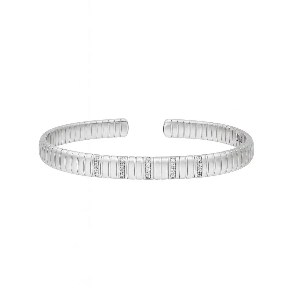 
                      
                        Zilverkleurige klassieke armband met zirkonia stenen.  Victoria Valenza
                      
                    