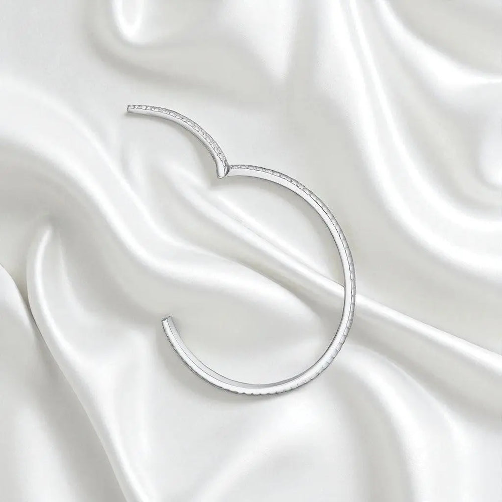 
                      
                        Zilverkleurige klassieke armband met zirkonia stenen.  Victoria Valenza
                      
                    