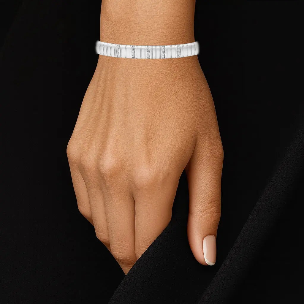 Zilverkleurige klassieke armband met zirkonia stenen.  Victoria Valenza