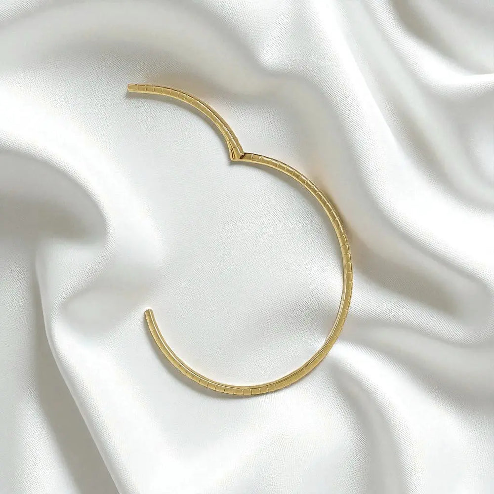 
                      
                        Goudkleurige klassieke armband met zirkonia stenen.  Victoria Valenza
                      
                    