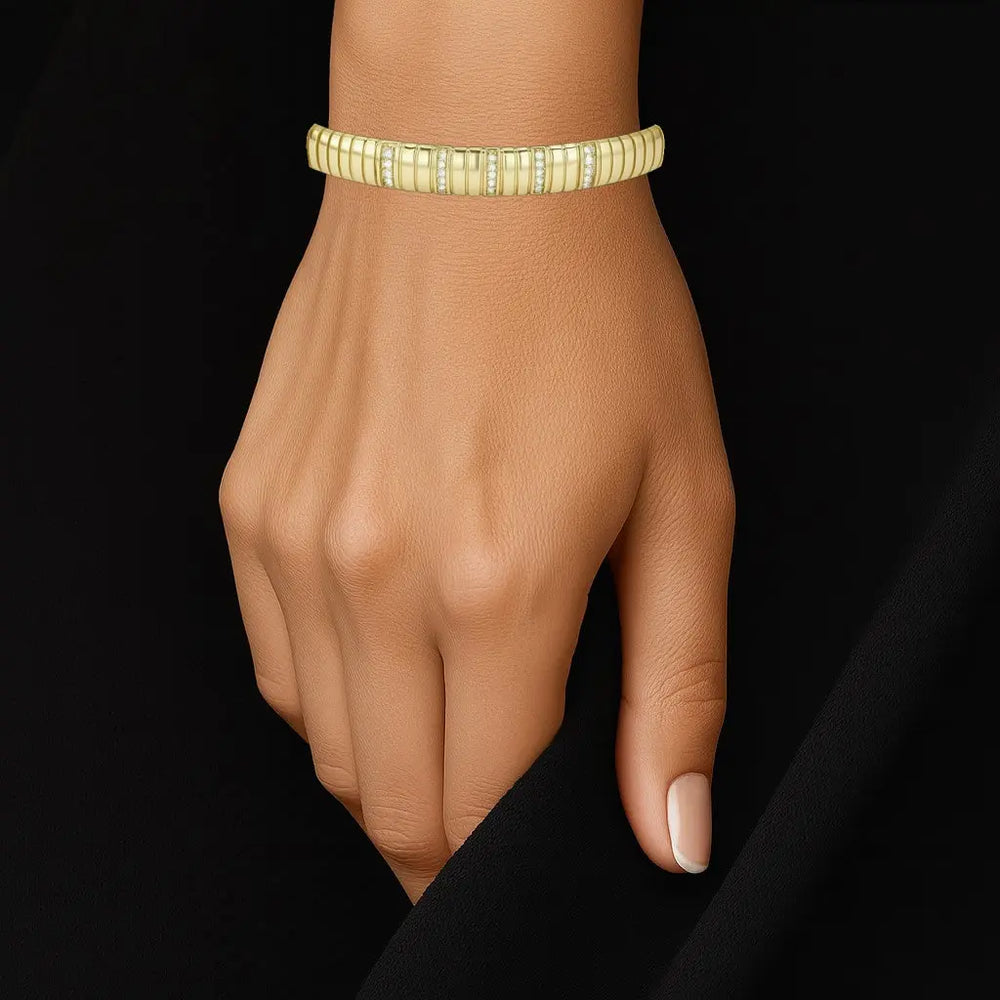 Goudkleurige klassieke armband met zirkonia stenen.  Victoria Valenza