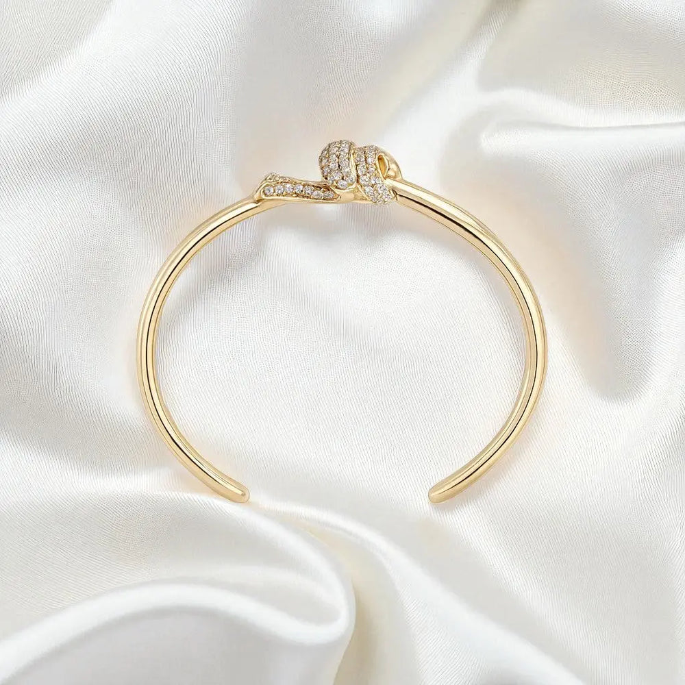
                      
                        Goudkleurige knot armband met zirkonia stenen  Victoria Valenza
                      
                    