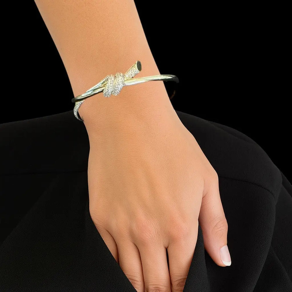 Goudkleurige knot armband met zirkonia stenen  Victoria Valenza