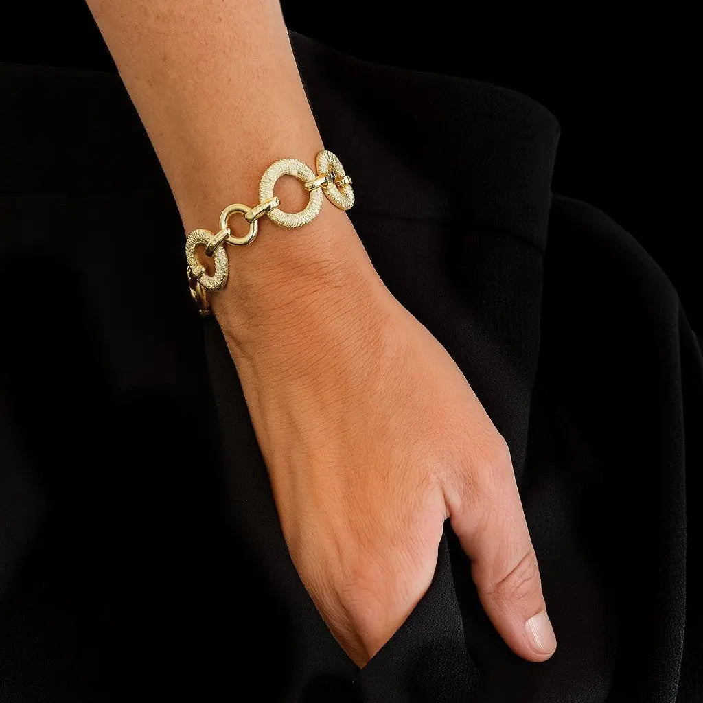 Goudkleurige cirkels armband met zirkonia stenen  Victoria Valenza