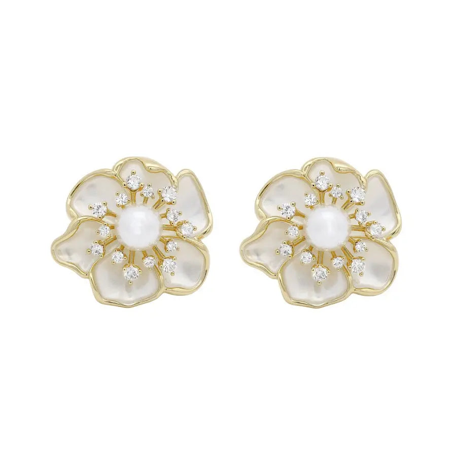 
                      
                        Goudkleurige sakura bloem oorbellen met parels, zirconia stenen en emaille  Victoria Valenza
                      
                    