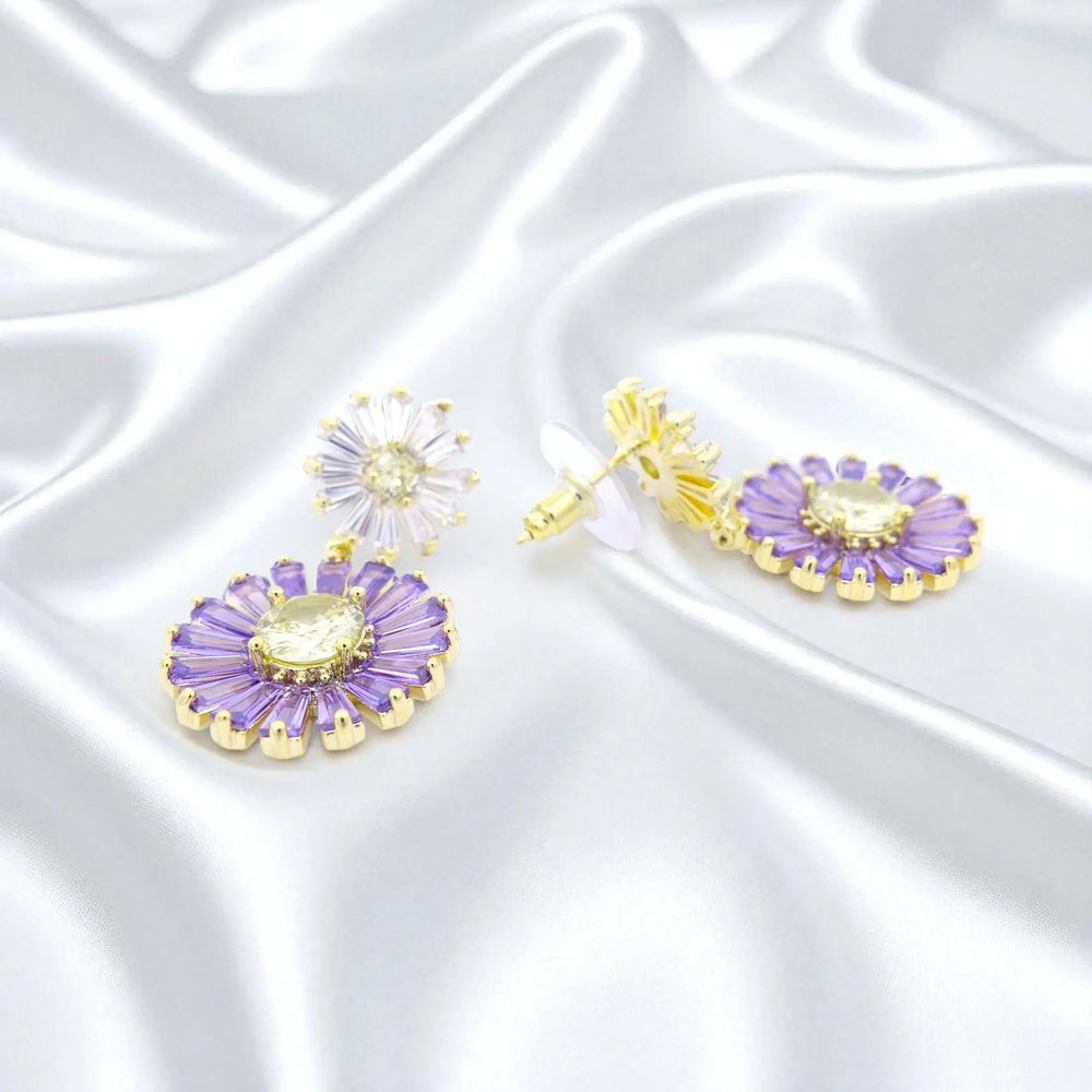 
                      
                        Goudkleurige Daisy oorbellen met paarse en gele zirkonia stenen  Victoria Valenza
                      
                    