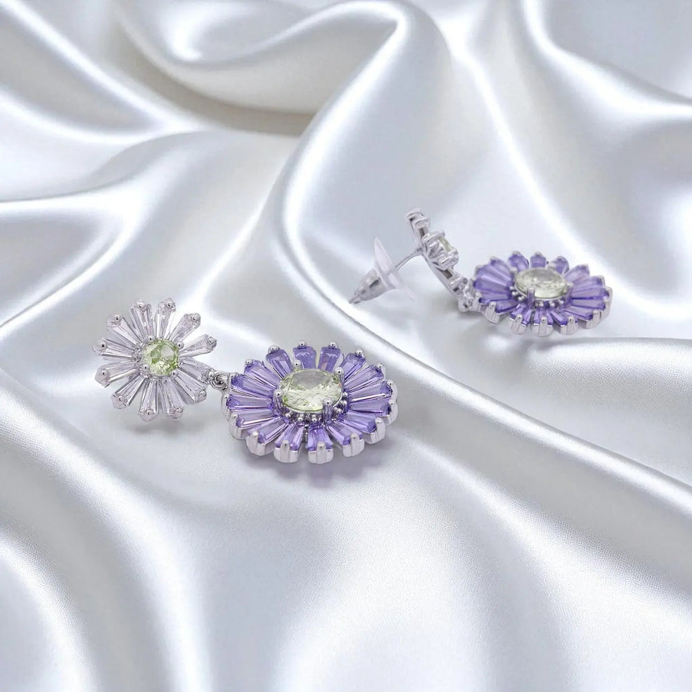 
                      
                        Zilverkleurige Daisy oorbellen met paarse en gele zirkonia stenen  Victoria Valenza
                      
                    