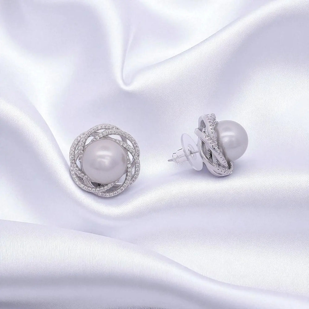 
                      
                        Zilverkleuirge twist oorbellen met grijze parels en zirkonia stenen  Victoria Valenza
                      
                    