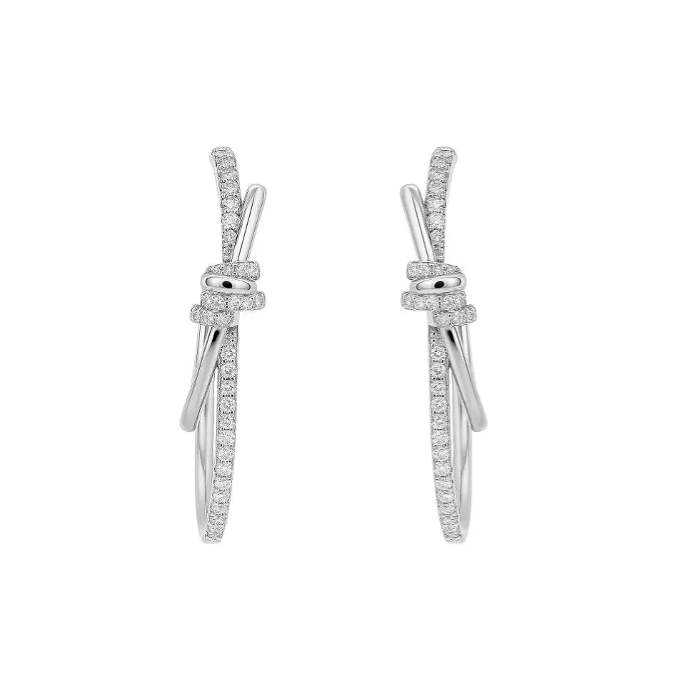 
                      
                        Zilverkleurige knot oorbellen met zirkonia stenen  Victoria Valenza
                      
                    