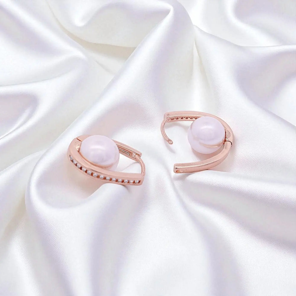 
                      
                        Roségoudkleurige design oorbellen met parels en zirkonia stenen  Victoria Valenza
                      
                    