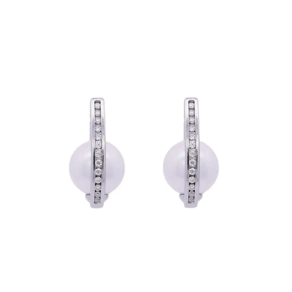
                      
                        Zilverkleurige design oorbellen met parels en zirkonia stenen  Victoria Valenza
                      
                    