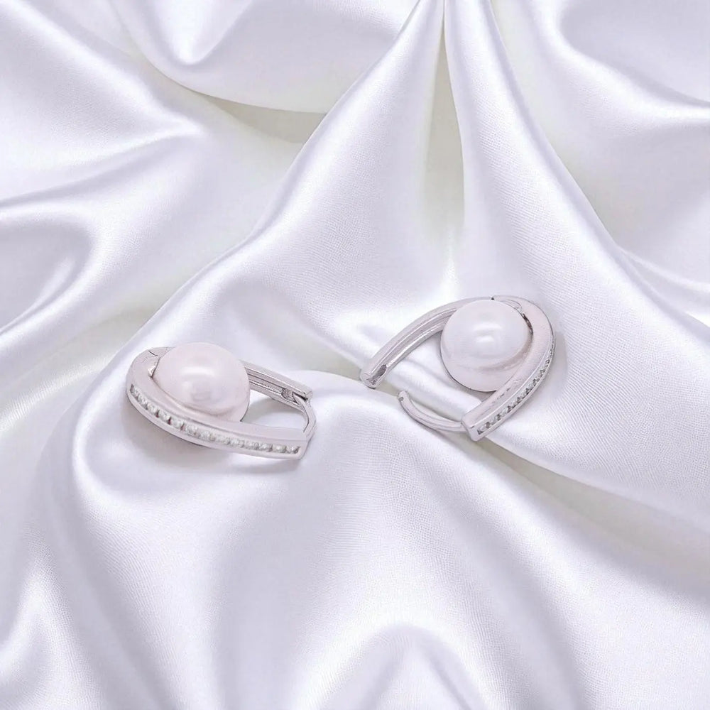 
                      
                        Zilverkleurige design oorbellen met parels en zirkonia stenen  Victoria Valenza
                      
                    