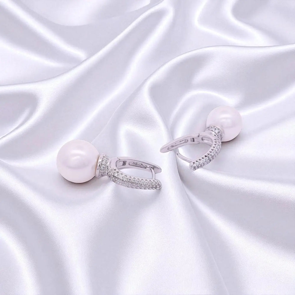 
                      
                        Zilverkleurige oorbellen met parels en pavé zirkonia stenen  Victoria Valenza
                      
                    