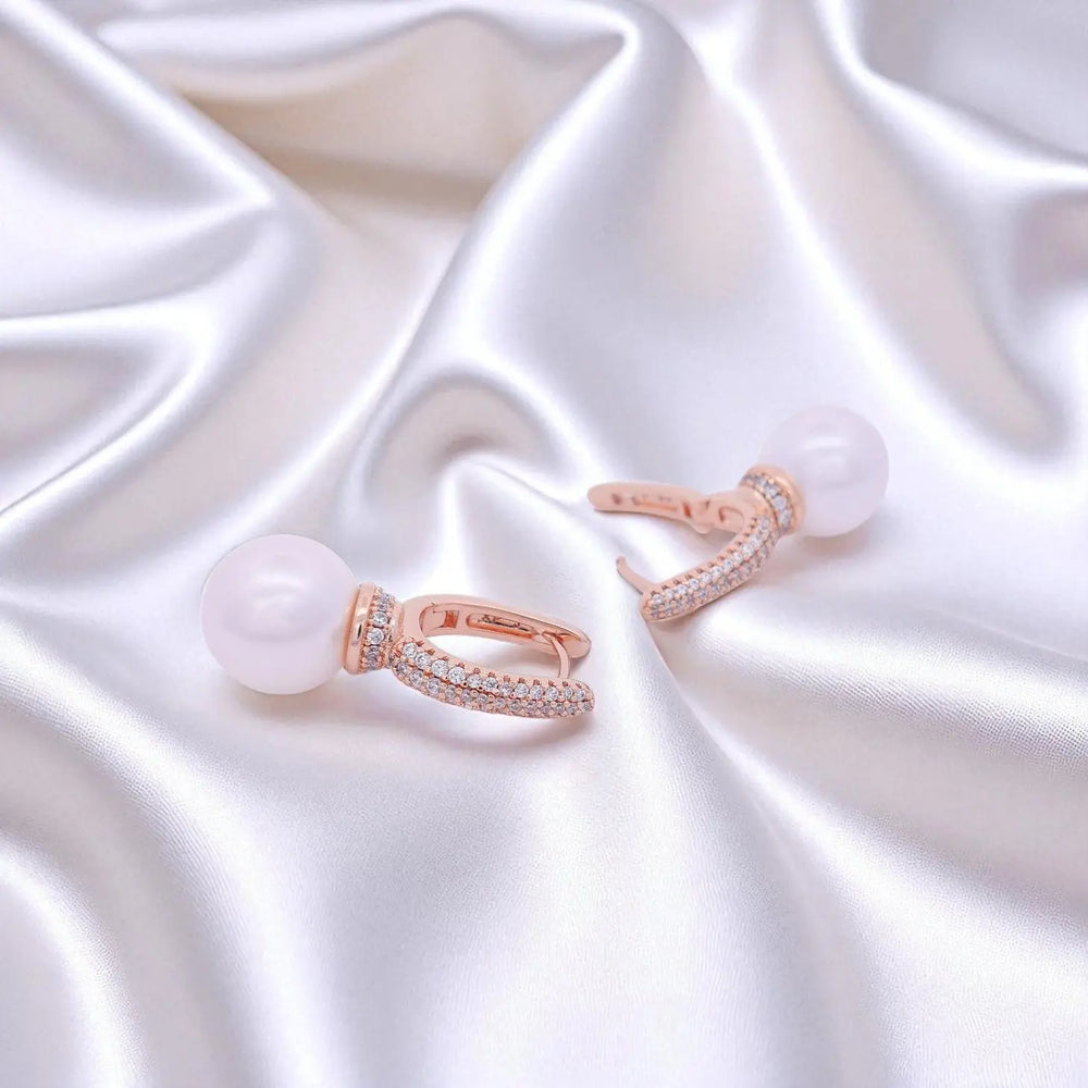 
                      
                        Roségoudkleurige oorbellen met parels en pavé zirkonia stenen  Victoria Valenza
                      
                    