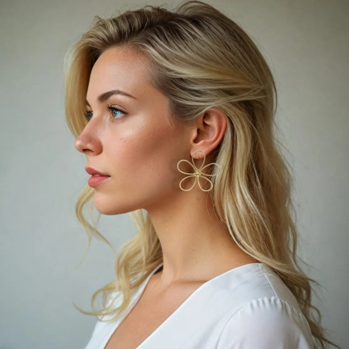 Goudkleurige grote Daisy oorbellen  Victoria Valenza