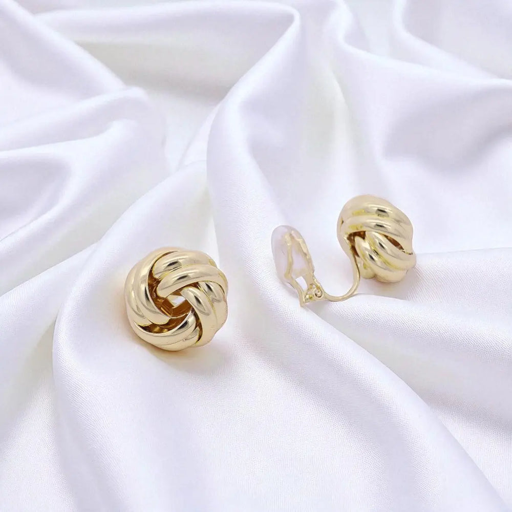 
                      
                        Goudkleurige klassieke knot clip oorbellen  Victoria Valenza
                      
                    