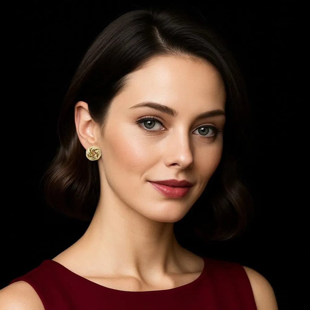 Goudkleurige klassieke knot clip oorbellen  Victoria Valenza