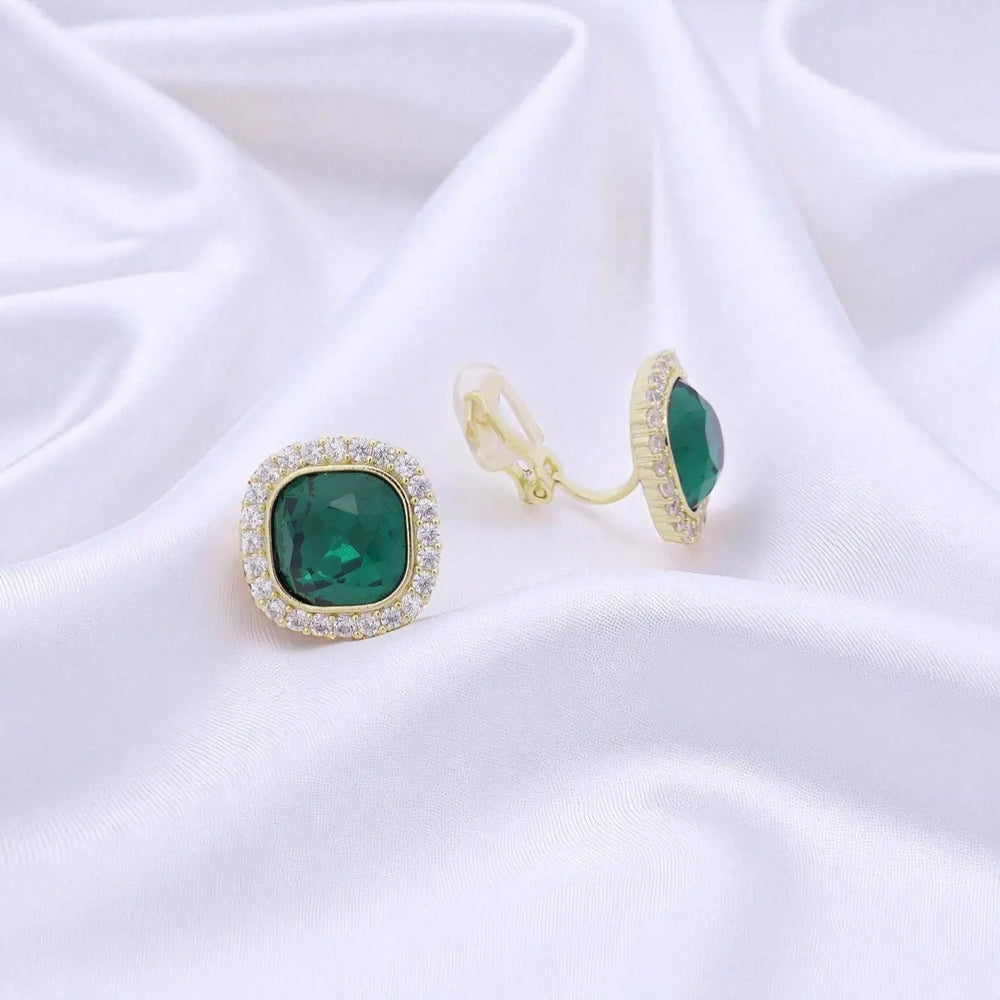 
                      
                        Goudkleurige entourage clip oorbellen met groene en witte zirkonia stenen  Victoria Valenza
                      
                    