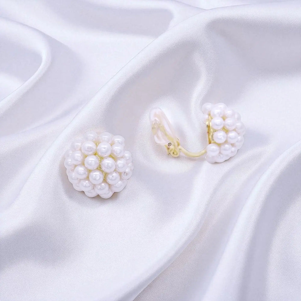 
                      
                        Goudkleurige Celeste clip oorbellen met parels  Victoria Valenza
                      
                    