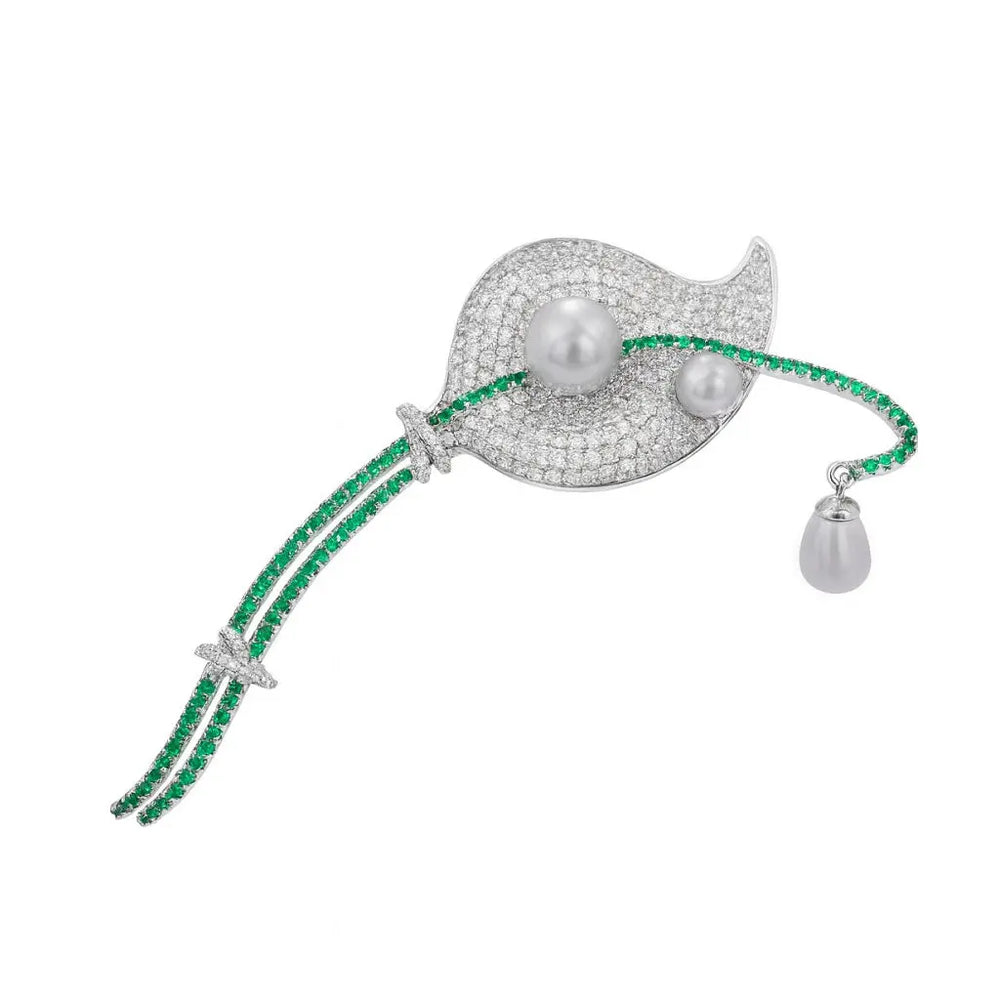 
                      
                        Zilverkleurige calla lelie broche tevens hanger met grijze parels en zirkonia stenen  Victoria Valenza
                      
                    