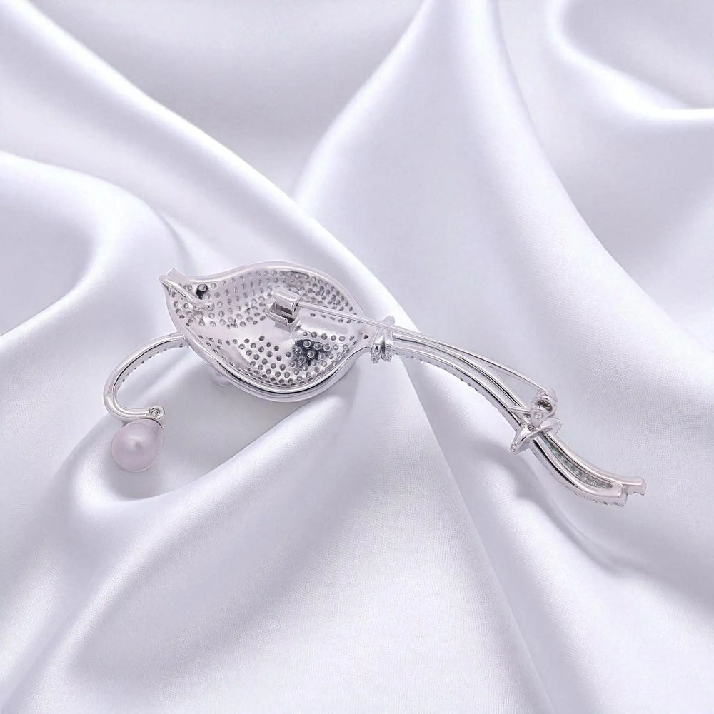 
                      
                        Zilverkleurige calla lelie broche tevens hanger met grijze parels en zirkonia stenen  Victoria Valenza
                      
                    