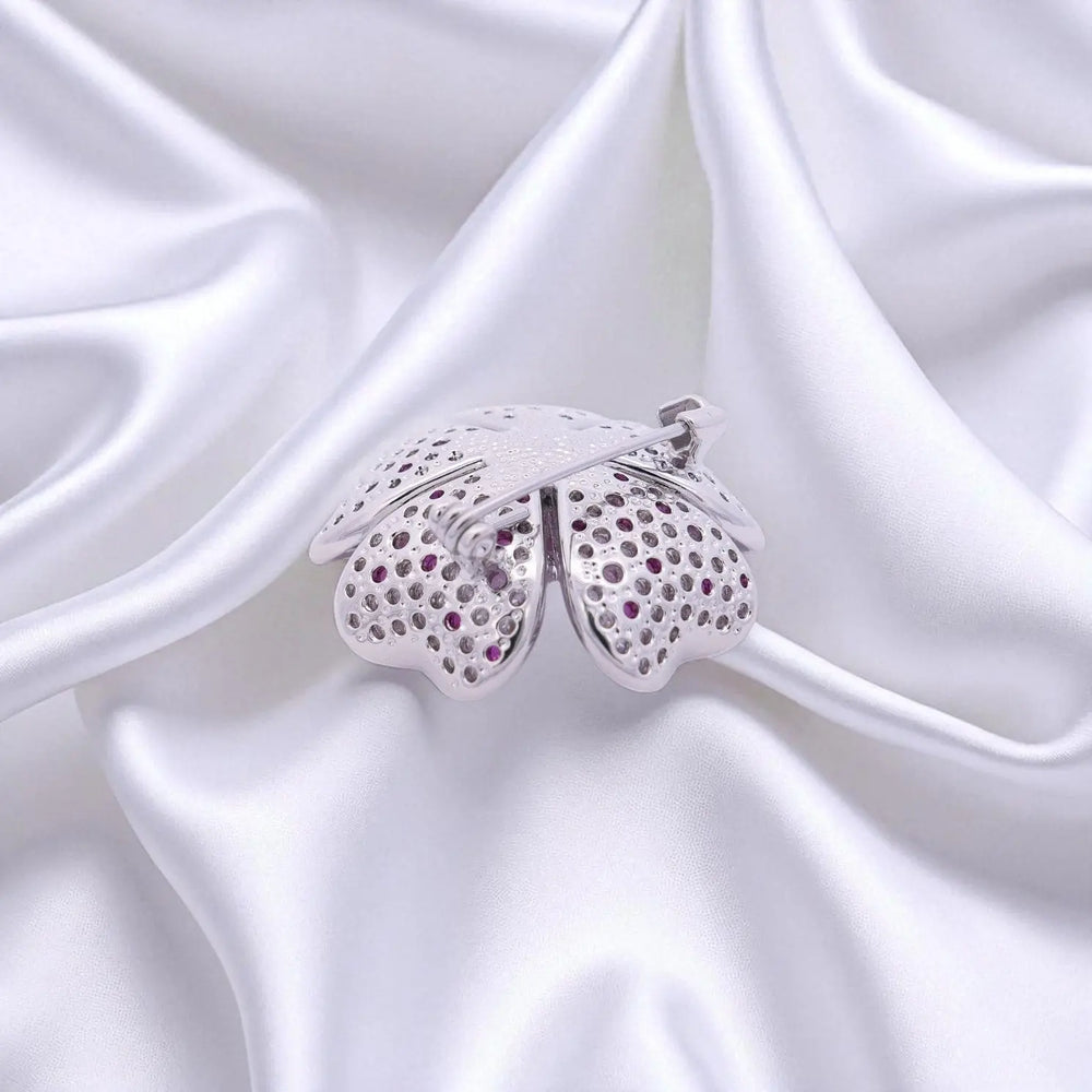 
                      
                        Zilverkleurige sakura bloem broche met pavé roze en witte zirkonia stenen  Victoria Valenza
                      
                    